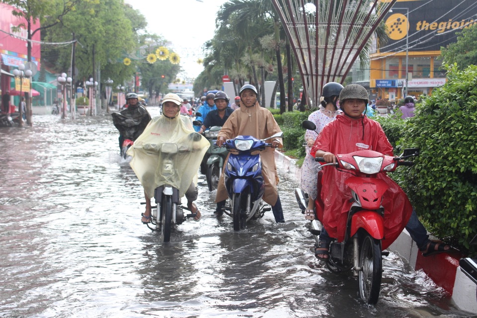 Mưa trắng trời hơn 2 giờ, đường phố Bạc Liêu thành sông - 5 Mưa trắng trời hơn 2 giờ, đường phố Bạc Liêu thành sông - 5