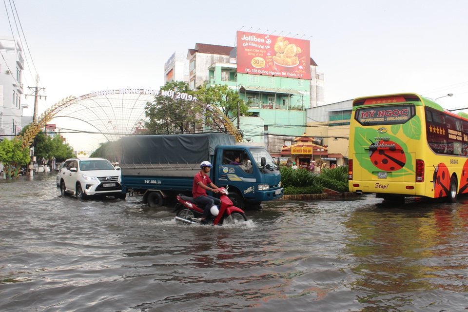 Mưa trắng trời hơn 2 giờ, đường phố Bạc Liêu thành sông - 7 Mưa trắng trời hơn 2 giờ, đường phố Bạc Liêu thành sông - 7