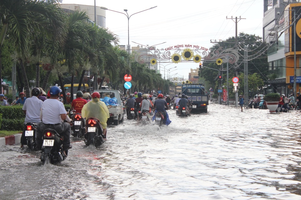 Mưa trắng trời hơn 2 giờ, đường phố Bạc Liêu thành sông - 8 Mưa trắng trời hơn 2 giờ, đường phố Bạc Liêu thành sông - 8