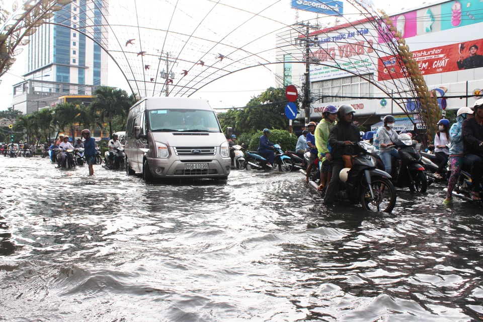 Mưa trắng trời hơn 2 giờ, đường phố Bạc Liêu thành sông - 9 Mưa trắng trời hơn 2 giờ, đường phố Bạc Liêu thành sông - 9