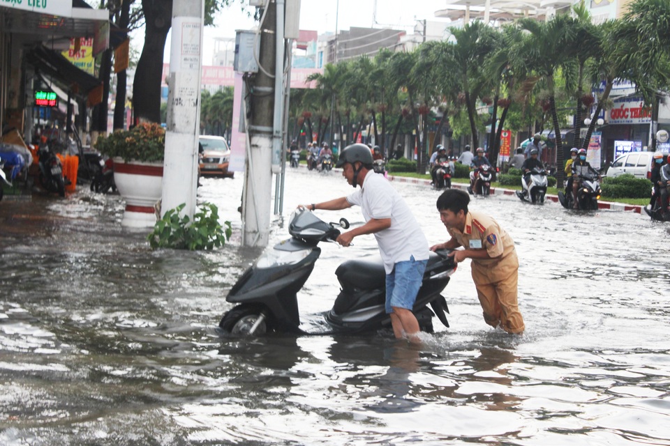 Mưa trắng trời hơn 2 giờ, đường phố Bạc Liêu thành sông - 13 Mưa trắng trời hơn 2 giờ, đường phố Bạc Liêu thành sông - 13