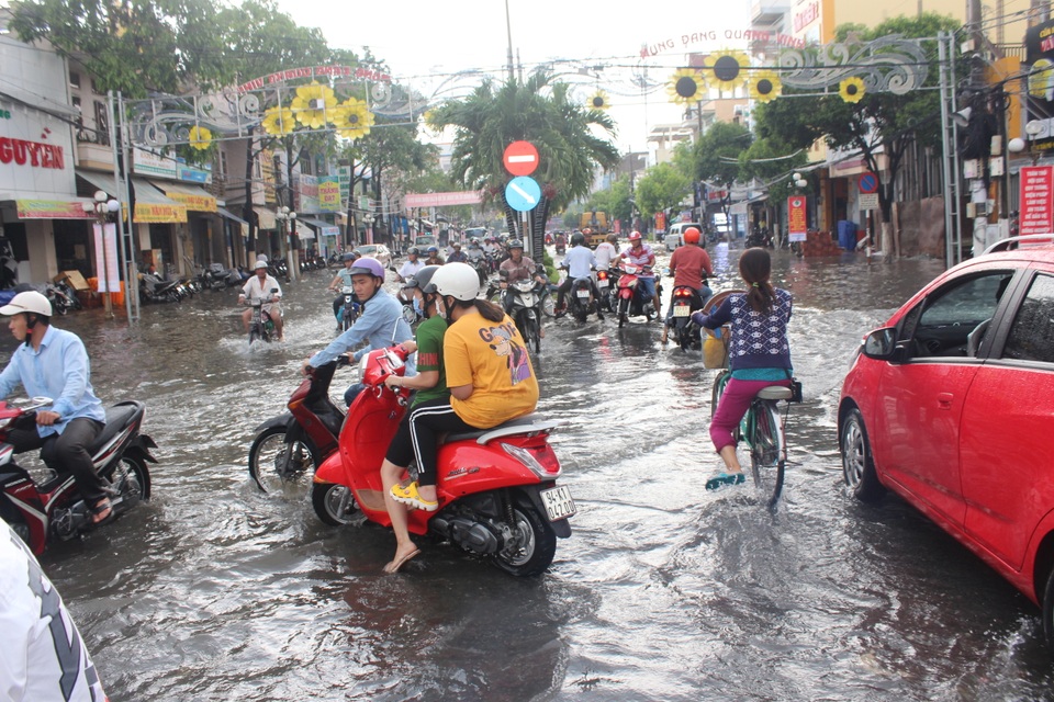 Mưa trắng trời hơn 2 giờ, đường phố Bạc Liêu thành sông - 10 Mưa trắng trời hơn 2 giờ, đường phố Bạc Liêu thành sông - 10