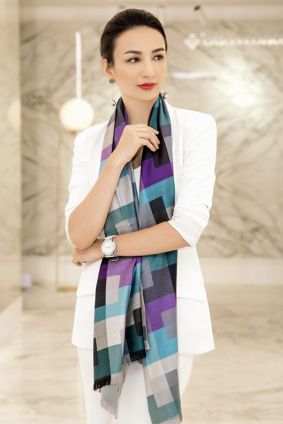 Ngọc Diễm mặc thanh lịch từ thảm đỏ đến công sở - 4 Ngọc Diễm mặc thanh lịch từ thảm đỏ đến công sở - 4