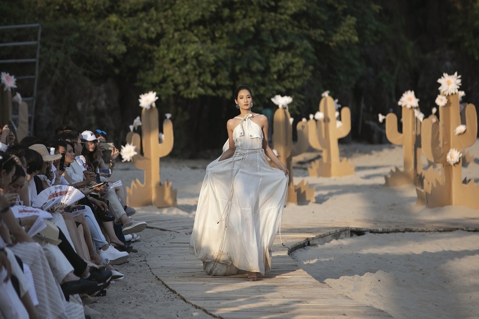 Hóa nàng thơ thuần khiết giữa hoang đảo, Hoàng Thùy sẵn sàng cho Miss Universe 2019 - 7 Hóa nàng thơ thuần khiết giữa hoang đảo, Hoàng Thùy sẵn sàng cho Miss Universe 2019 - 7