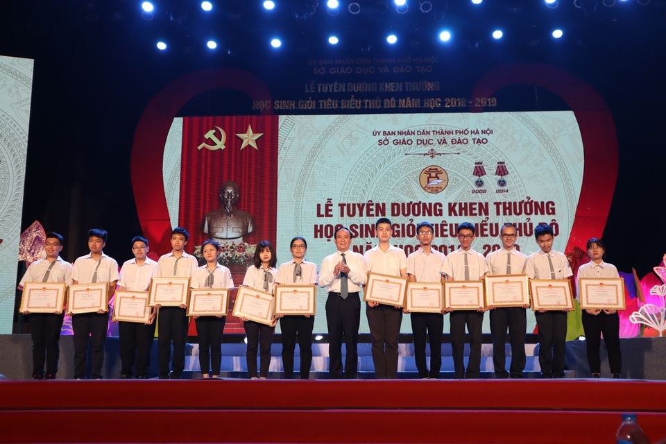 Hà Nội tuyên dương khen thưởng gần 1000 học sinh giỏi tiêu biểu - 1 Hà Nội tuyên dương khen thưởng gần 1000 học sinh giỏi tiêu biểu - 1