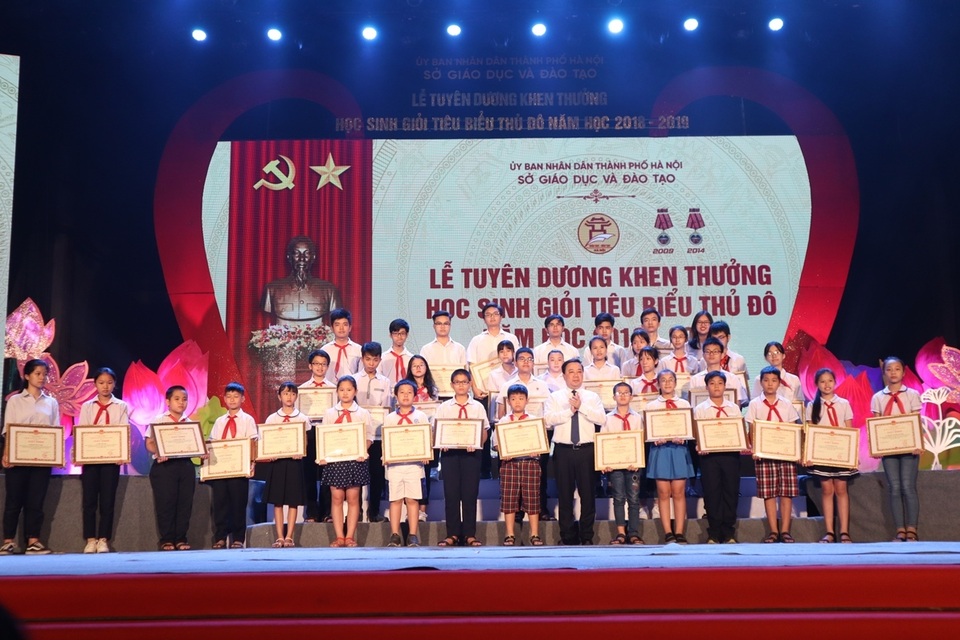Hà Nội tuyên dương khen thưởng gần 1000 học sinh giỏi tiêu biểu - 3 Hà Nội tuyên dương khen thưởng gần 1000 học sinh giỏi tiêu biểu - 3
