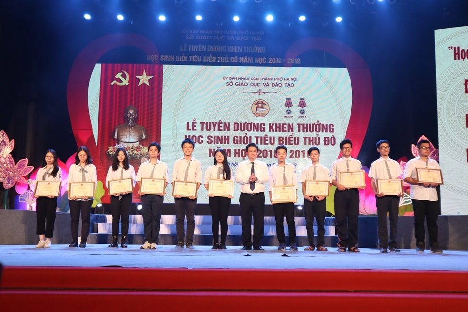 Hà Nội tuyên dương khen thưởng gần 1000 học sinh giỏi tiêu biểu - 2 Hà Nội tuyên dương khen thưởng gần 1000 học sinh giỏi tiêu biểu - 2