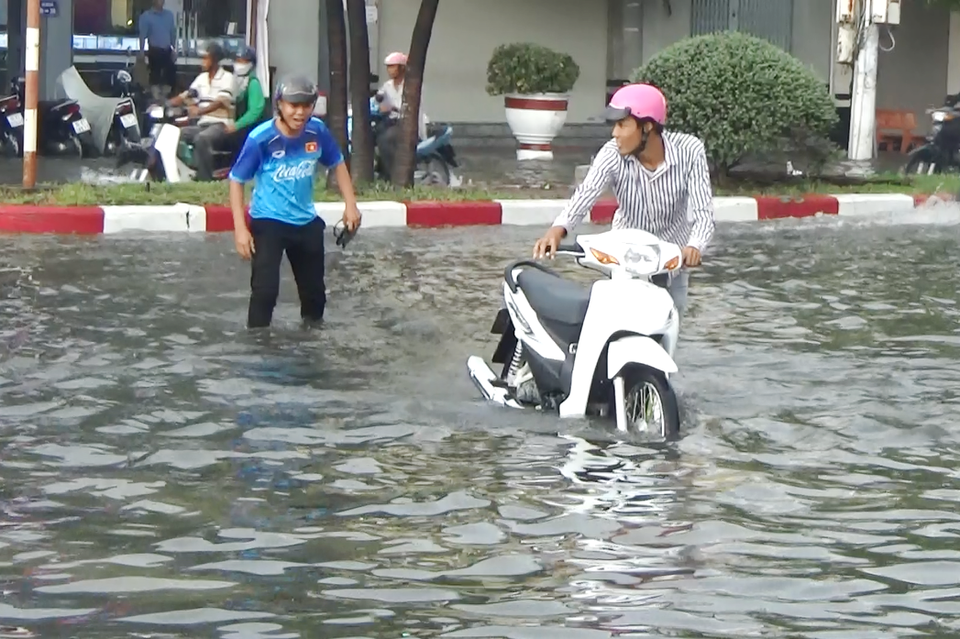 Mưa trắng trời hơn 2 giờ, đường phố Bạc Liêu thành sông - 11 Mưa trắng trời hơn 2 giờ, đường phố Bạc Liêu thành sông - 11