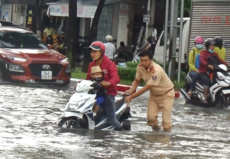 Mưa trắng trời hơn 2 giờ, đường phố Bạc Liêu thành sông - 12 Mưa trắng trời hơn 2 giờ, đường phố Bạc Liêu thành sông - 12