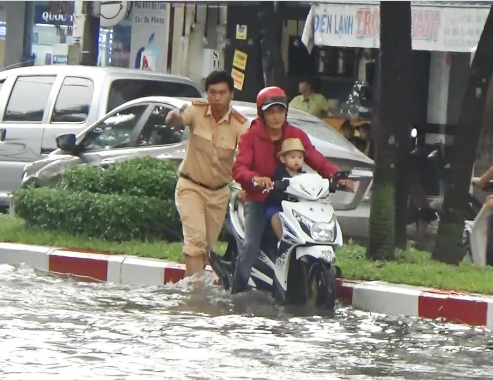 Mưa trắng trời hơn 2 giờ, đường phố Bạc Liêu thành sông - 6 Mưa trắng trời hơn 2 giờ, đường phố Bạc Liêu thành sông - 6