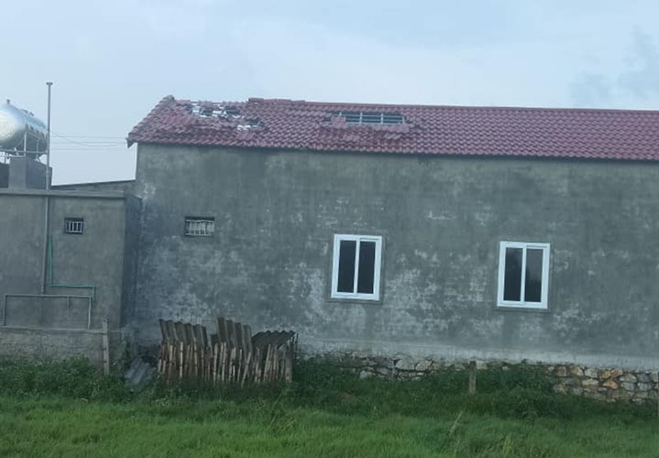 Mưa lớn kèm lốc xoáy làm nhiều nhà dân tốc mái, cây xanh gãy đổ - 1 Mưa lớn kèm lốc xoáy làm nhiều nhà dân tốc mái, cây xanh gãy đổ - 1