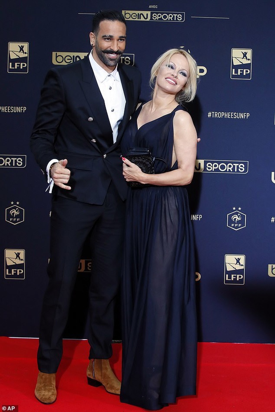 Pamela Anderson dự sự kiện cùng bạn trai kém 18 tuổi - 6 Pamela Anderson dự sự kiện cùng bạn trai kém 18 tuổi - 6