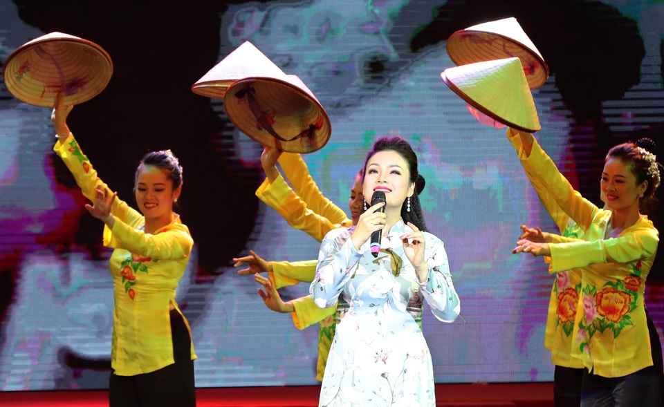 Ngập tràn cảm xúc và sâu lắng đêm nhạc Quà tháng Năm dâng Người - 6