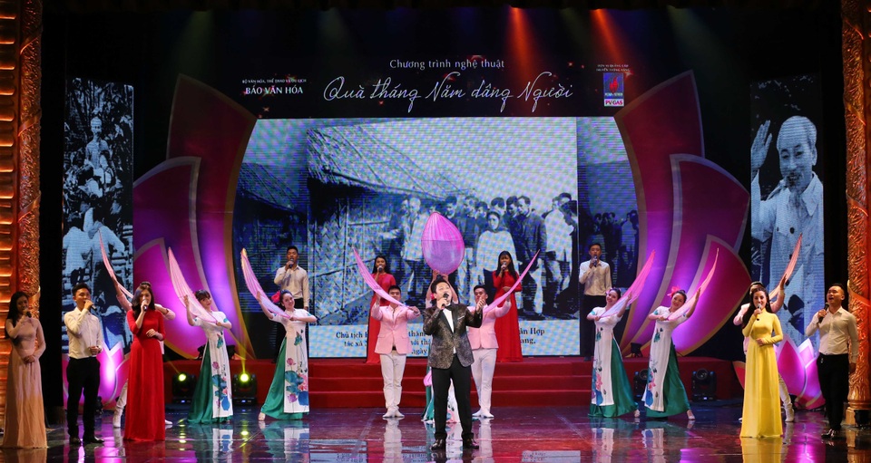 Ngập tràn cảm xúc và sâu lắng đêm nhạc Quà tháng Năm dâng Người - 3