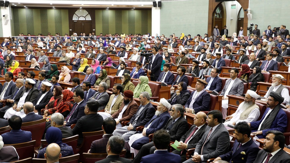 Nghị sĩ Afghanistan cầm dao dọa đâm đối thủ trong phiên họp quốc hội - 1 Nghị sĩ Afghanistan cầm dao dọa đâm đối thủ trong phiên họp quốc hội - 1