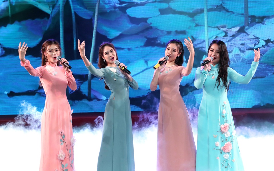 Ngập tràn cảm xúc và sâu lắng đêm nhạc Quà tháng Năm dâng Người - 10