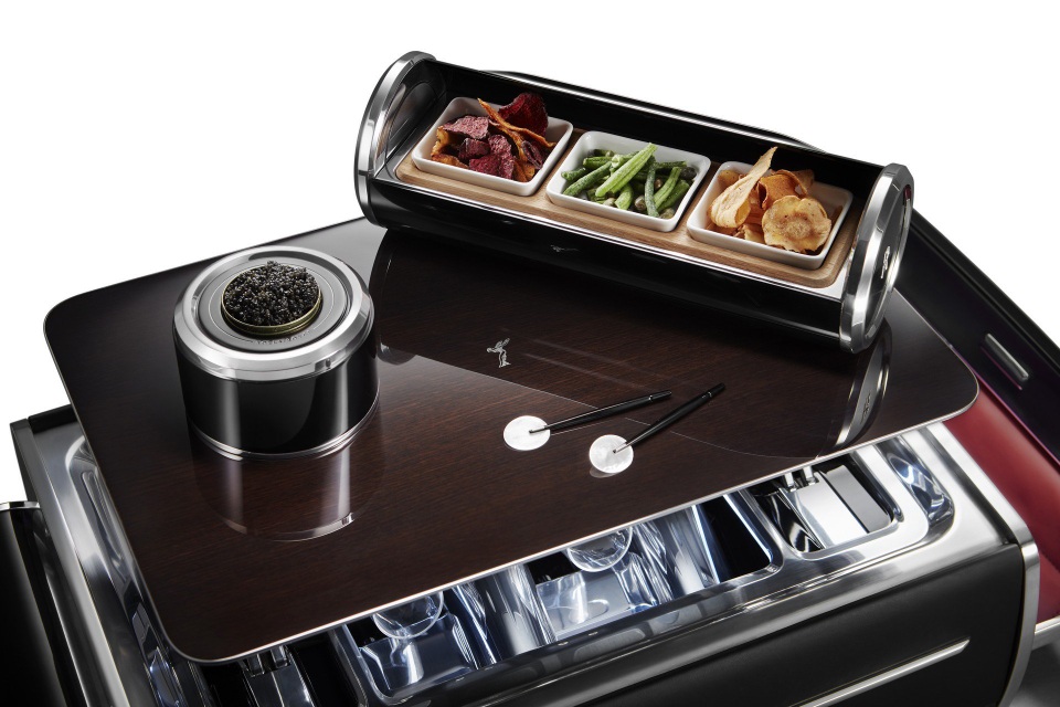 Hộp rượu trên xe Rolls-Royce có giá bằng một chiếc BMW - 7 Hộp rượu trên xe Rolls-Royce có giá bằng một chiếc BMW - 7