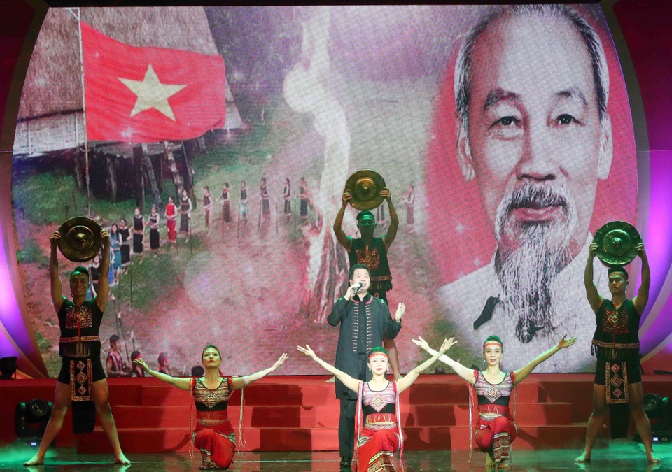 Ngập tràn cảm xúc và sâu lắng đêm nhạc Quà tháng Năm dâng Người - 2