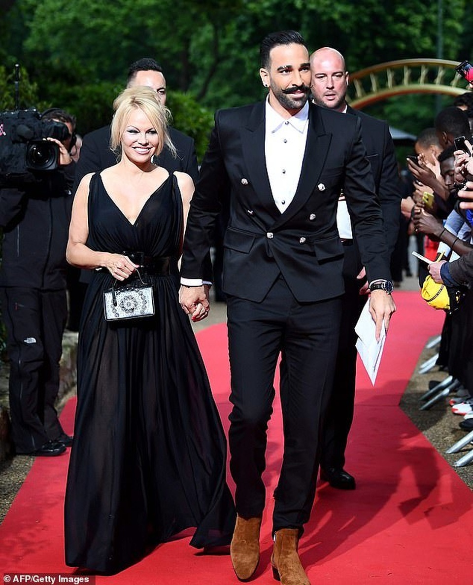 Pamela Anderson dự sự kiện cùng bạn trai kém 18 tuổi - 4 Pamela Anderson dự sự kiện cùng bạn trai kém 18 tuổi - 4