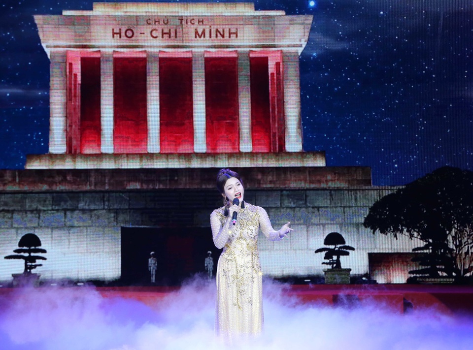 Ngập tràn cảm xúc và sâu lắng đêm nhạc Quà tháng Năm dâng Người - 7