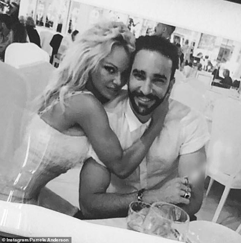 Pamela Anderson dự sự kiện cùng bạn trai kém 18 tuổi - 8 Pamela Anderson dự sự kiện cùng bạn trai kém 18 tuổi - 8