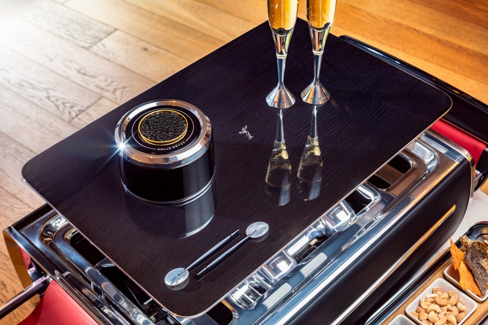 Hộp rượu trên xe Rolls-Royce có giá bằng một chiếc BMW - 6 Hộp rượu trên xe Rolls-Royce có giá bằng một chiếc BMW - 6
