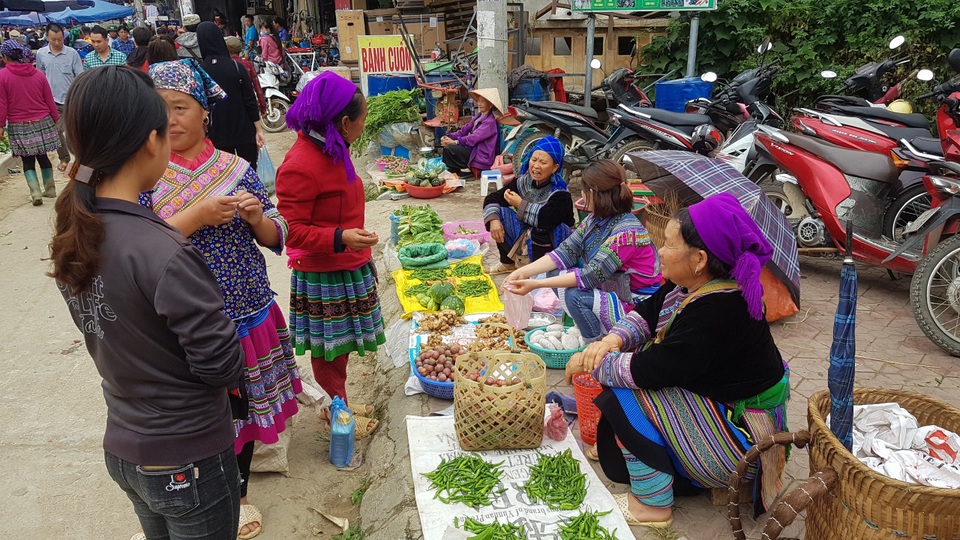 Nét nguyên sơ mang đậm bản sắc dân tộc ở phiên chợ lớn nhất Tây Bắc - 2 Nét nguyên sơ mang đậm bản sắc dân tộc ở phiên chợ lớn nhất Tây Bắc - 2