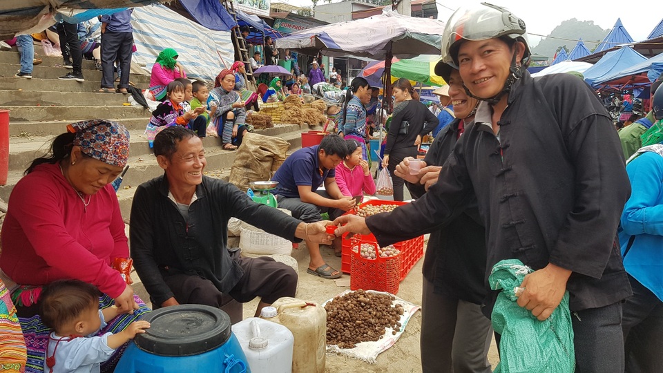 Nét nguyên sơ mang đậm bản sắc dân tộc ở phiên chợ lớn nhất Tây Bắc - 1 Nét nguyên sơ mang đậm bản sắc dân tộc ở phiên chợ lớn nhất Tây Bắc - 1