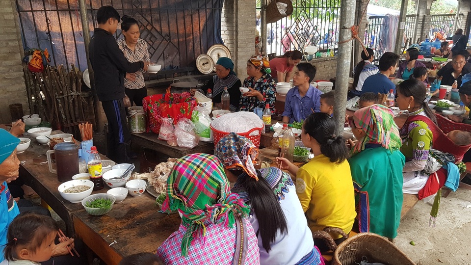 Nét nguyên sơ mang đậm bản sắc dân tộc ở phiên chợ lớn nhất Tây Bắc - 18 Nét nguyên sơ mang đậm bản sắc dân tộc ở phiên chợ lớn nhất Tây Bắc - 18