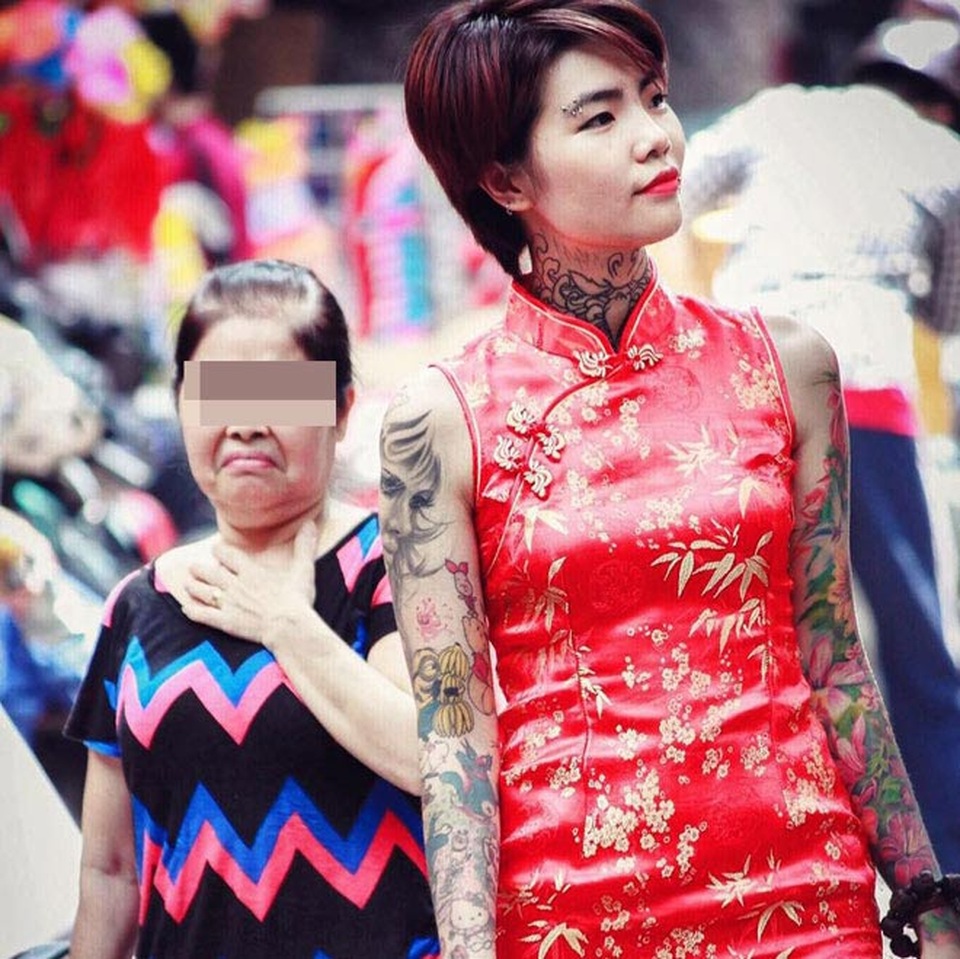 Cô gái xăm trổ bị người lớn bĩu môi giữa phố giờ ra sao? - 1 Cô gái xăm trổ bị người lớn bĩu môi giữa phố giờ ra sao? - 1