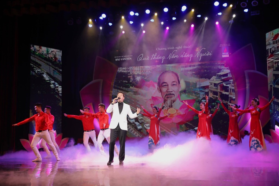 Ngập tràn cảm xúc và sâu lắng đêm nhạc Quà tháng Năm dâng Người - 8