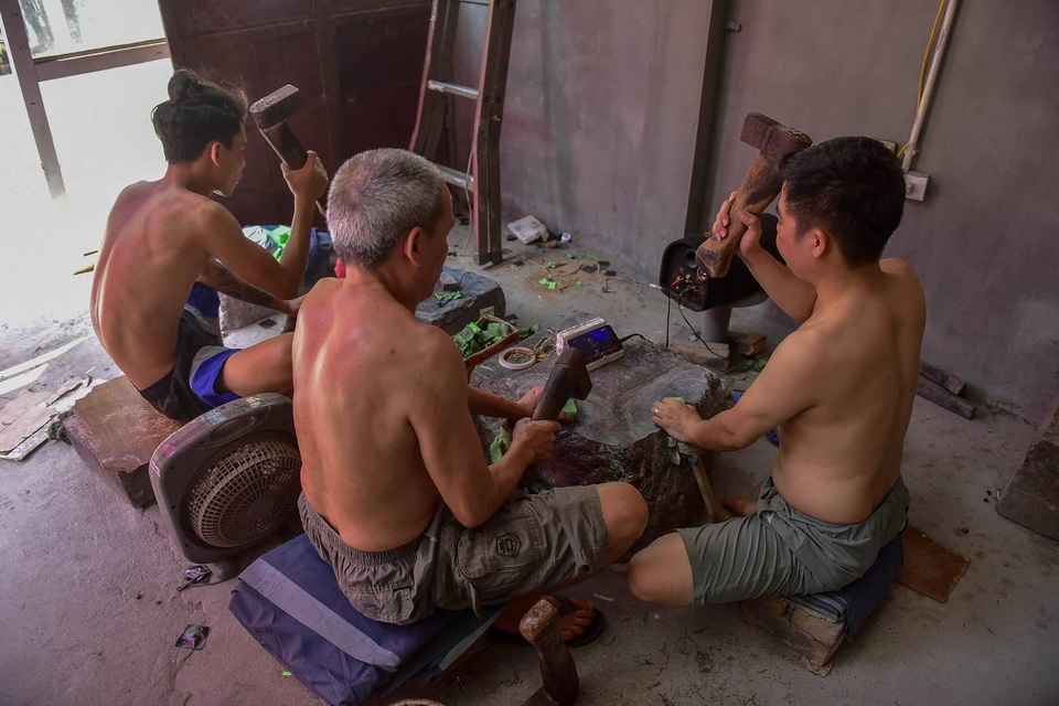 Bí mật làng nghề “đập” chỉ vàng thành một tấm lá vàng rộng 1m2 ở Việt Nam - 2 Bí mật làng nghề “đập” chỉ vàng thành một tấm lá vàng rộng 1m2 ở Việt Nam - 2