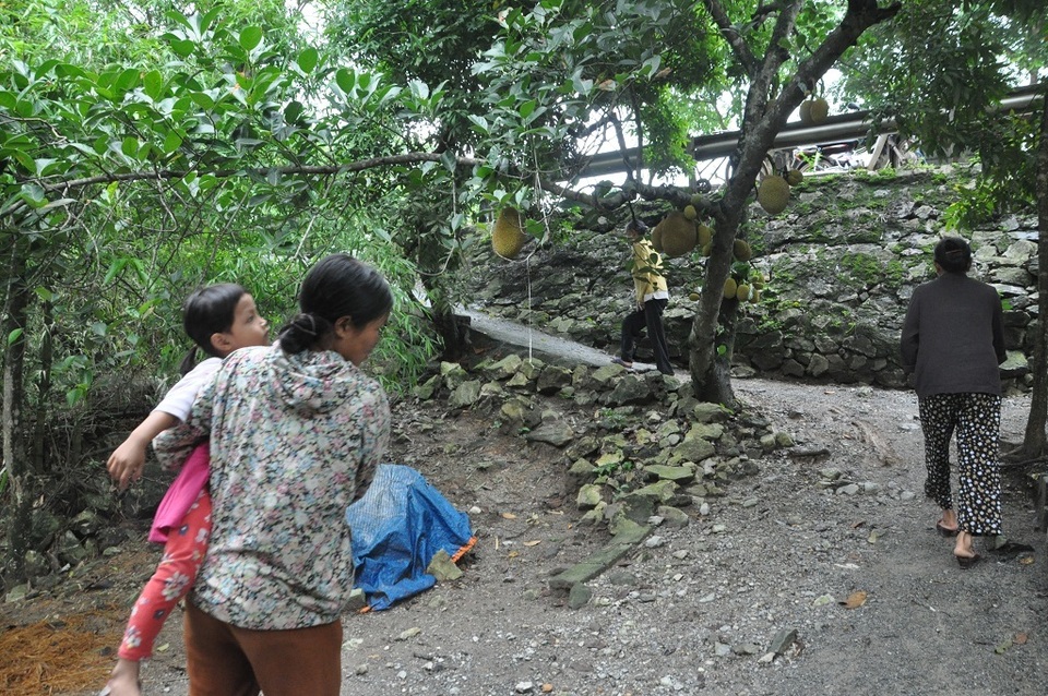 Nghẹn đắng người đàn bà đau đớn nhìn chồng chết đuối, con thần kinh đuổi chém - 2 Nghẹn đắng người đàn bà đau đớn nhìn chồng chết đuối, con thần kinh đuổi chém - 2