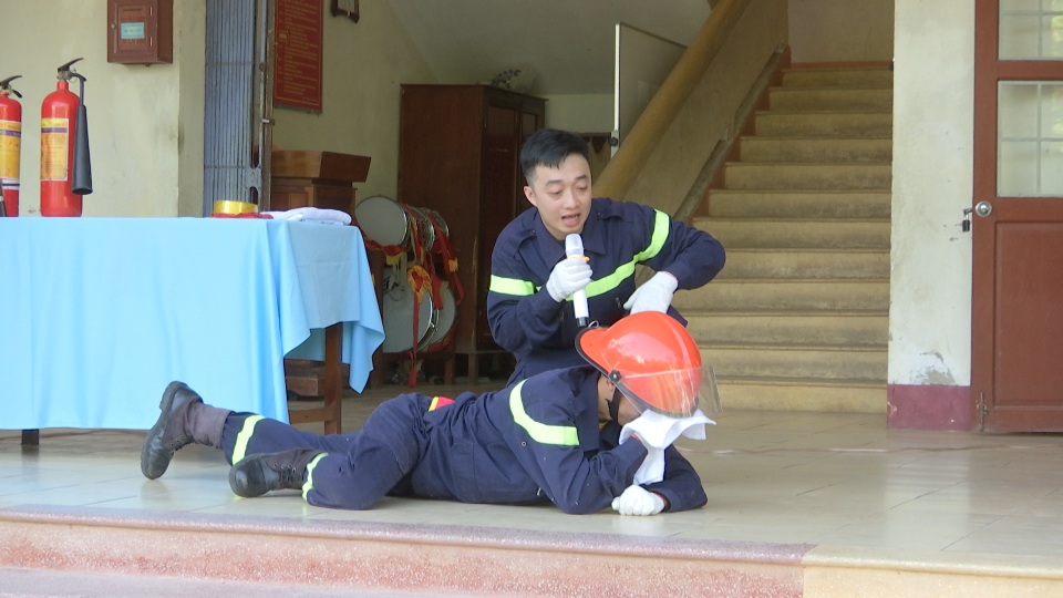 Dạy học sinh tiểu học kỹ năng thoát hiểm khỏi hỏa hoạn - 1 Dạy học sinh tiểu học kỹ năng thoát hiểm khỏi hỏa hoạn - 1