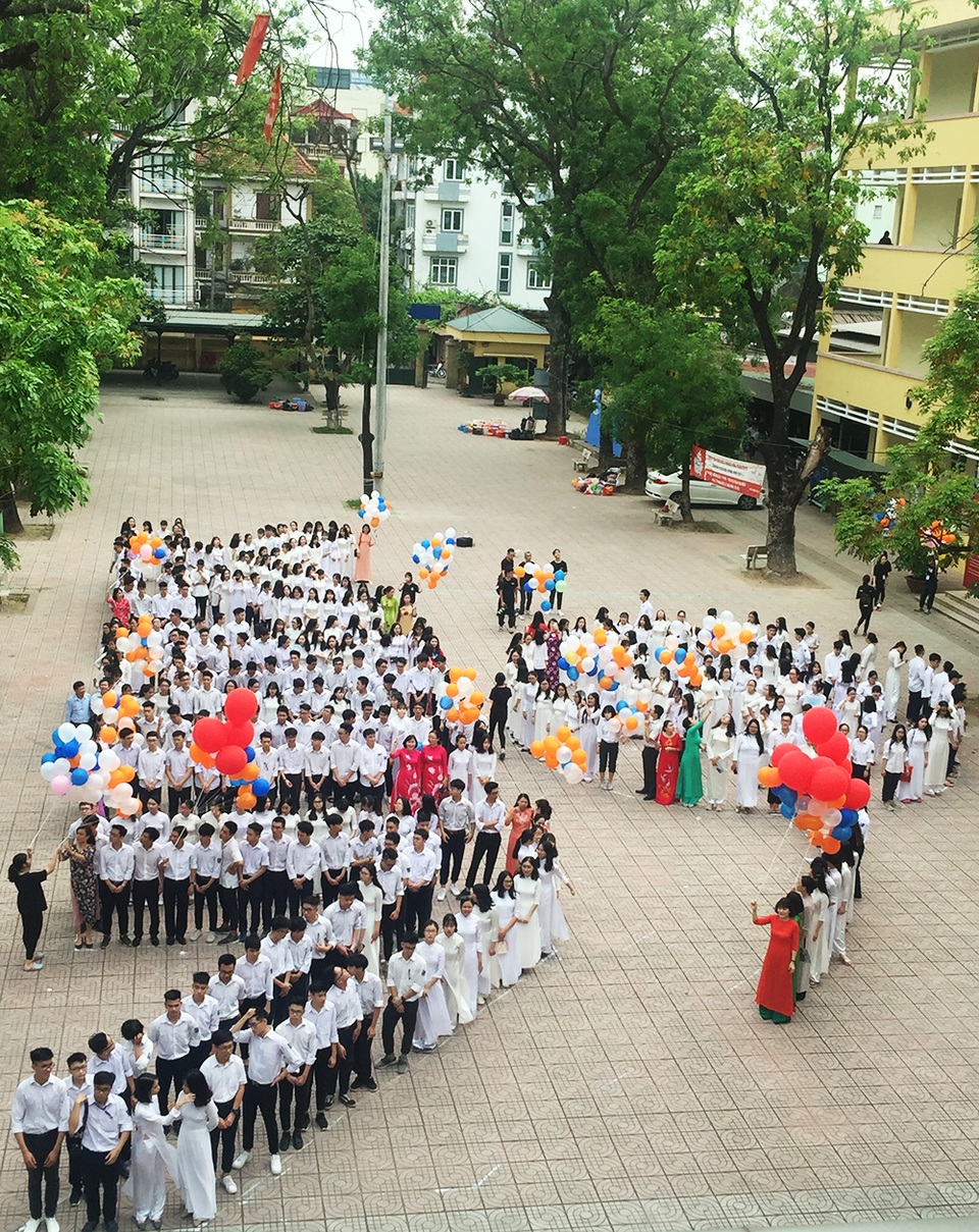 Những khoảnh khắc khó quên trong lễ chào cờ cuối cùng của học sinh khối 12 Yên Hoà - 9 Những khoảnh khắc khó quên trong lễ chào cờ cuối cùng của học sinh khối 12 Yên Hoà - 9