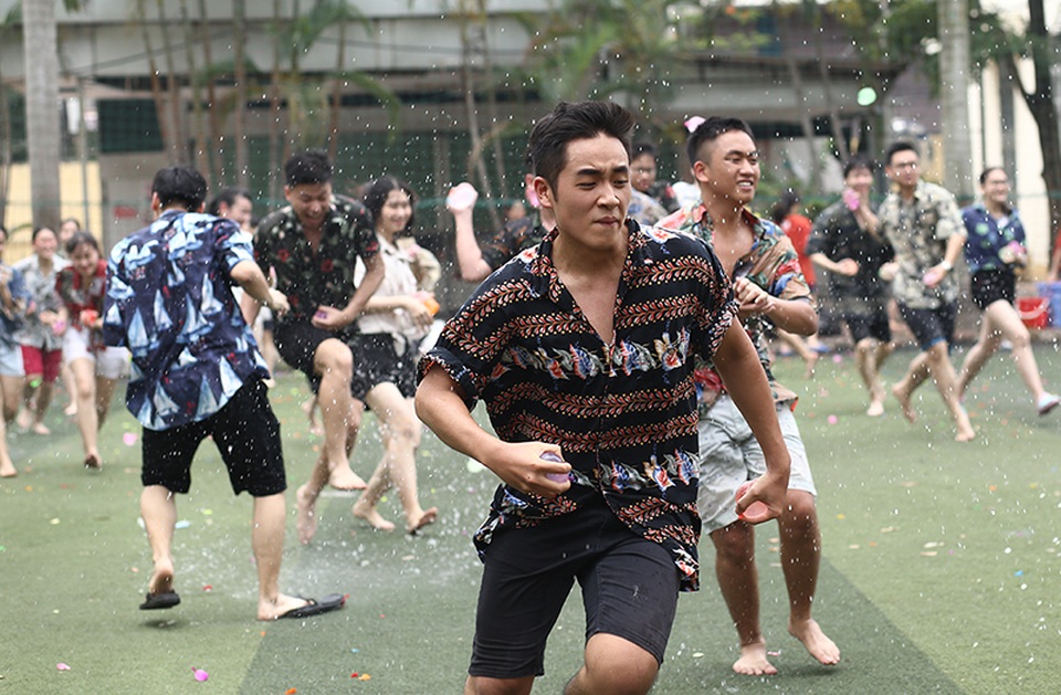 Cuộc chiến bóng nước dịp chia tay của teen cuối cấp THPT Yên Hòa - 9 Cuộc chiến bóng nước dịp chia tay của teen cuối cấp THPT Yên Hòa - 9