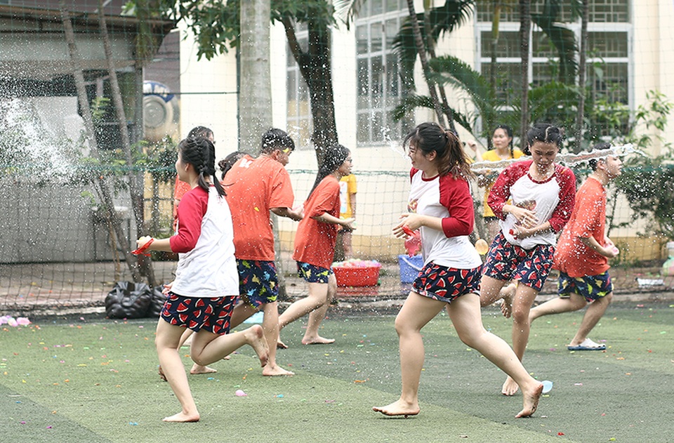 Cuộc chiến bóng nước dịp chia tay của teen cuối cấp THPT Yên Hòa - 6 Cuộc chiến bóng nước dịp chia tay của teen cuối cấp THPT Yên Hòa - 6