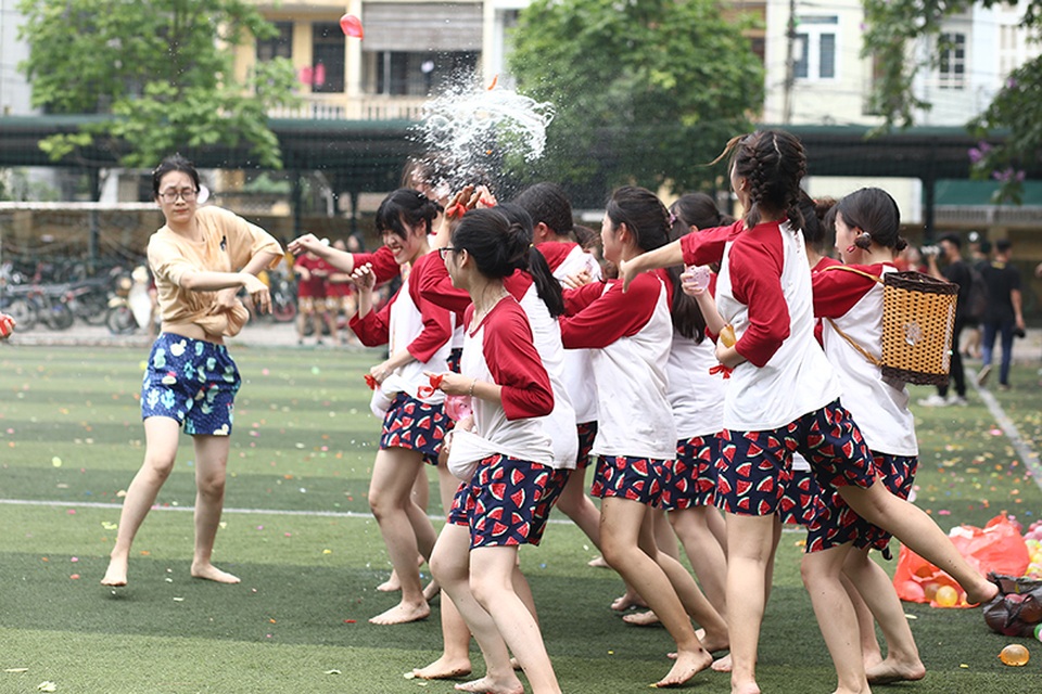 Cuộc chiến bóng nước dịp chia tay của teen cuối cấp THPT Yên Hòa - 7 Cuộc chiến bóng nước dịp chia tay của teen cuối cấp THPT Yên Hòa - 7