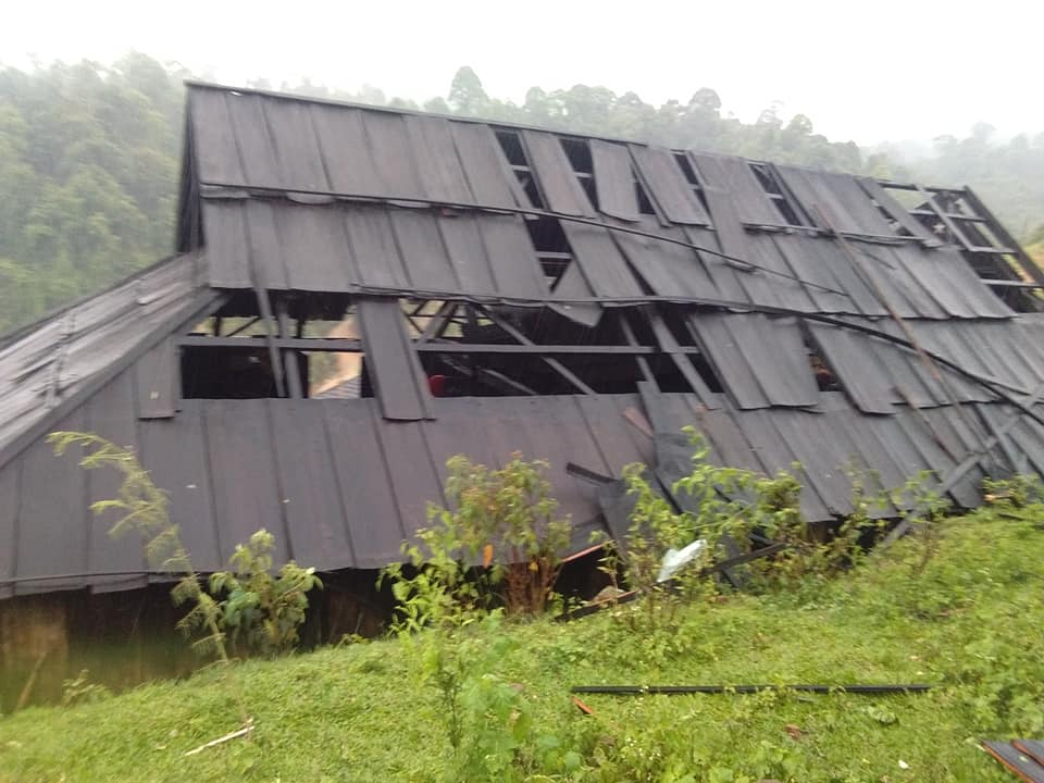 Mưa lớn kèm lốc xoáy làm nhiều nhà dân tốc mái, cây xanh gãy đổ - 12 Mưa lớn kèm lốc xoáy làm nhiều nhà dân tốc mái, cây xanh gãy đổ - 12