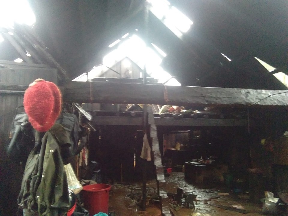 Mưa lớn kèm lốc xoáy làm nhiều nhà dân tốc mái, cây xanh gãy đổ - 13 Mưa lớn kèm lốc xoáy làm nhiều nhà dân tốc mái, cây xanh gãy đổ - 13