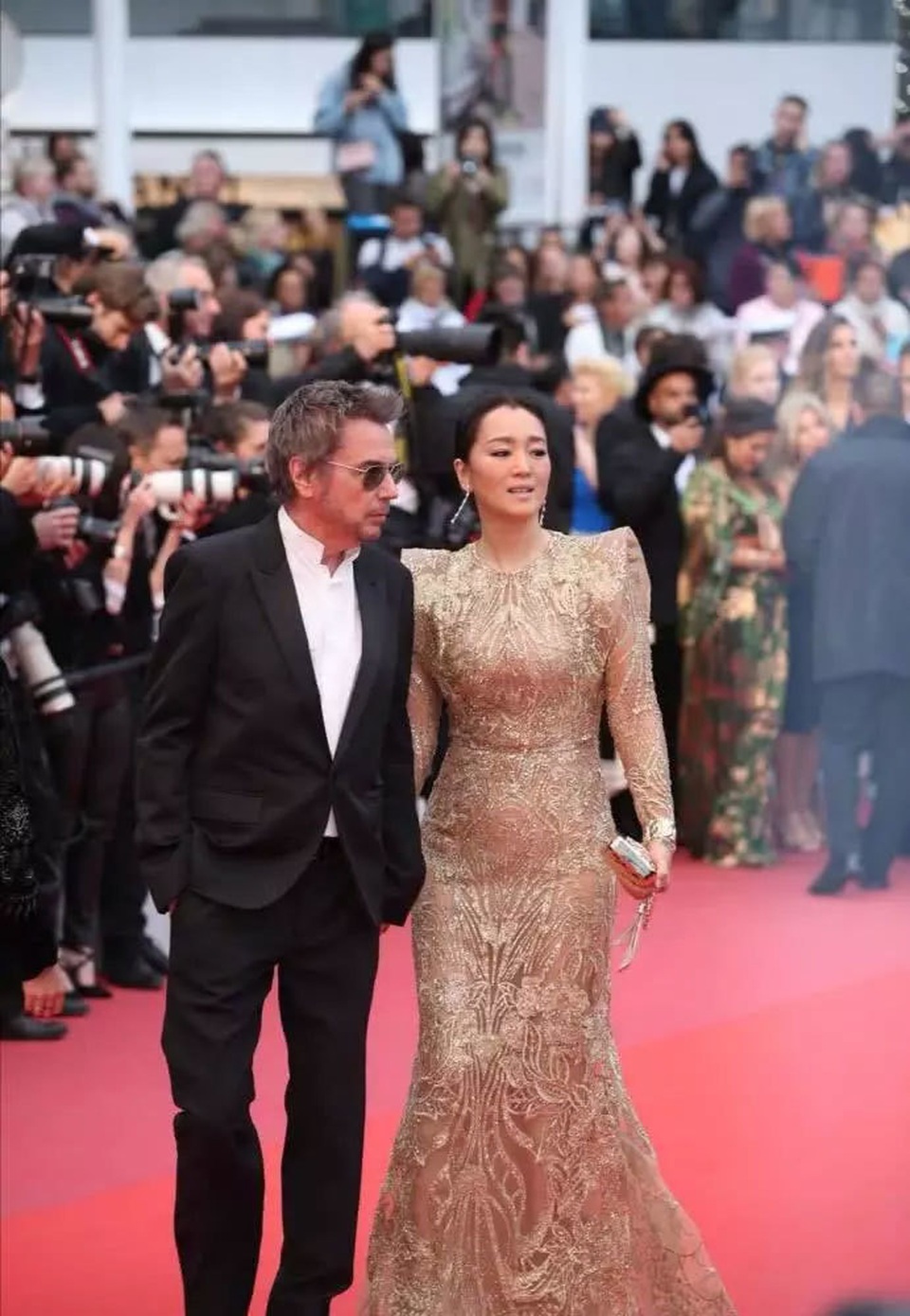 Vợ chồng Củng Lợi hạnh phúc sánh đôi tại LHP Cannes 2019 - 9 Vợ chồng Củng Lợi hạnh phúc sánh đôi tại LHP Cannes 2019 - 9
