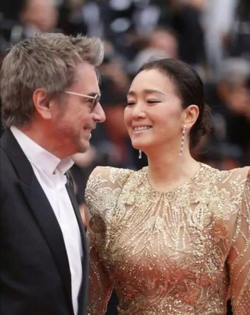 Vợ chồng Củng Lợi hạnh phúc sánh đôi tại LHP Cannes 2019 - 8 Vợ chồng Củng Lợi hạnh phúc sánh đôi tại LHP Cannes 2019 - 8