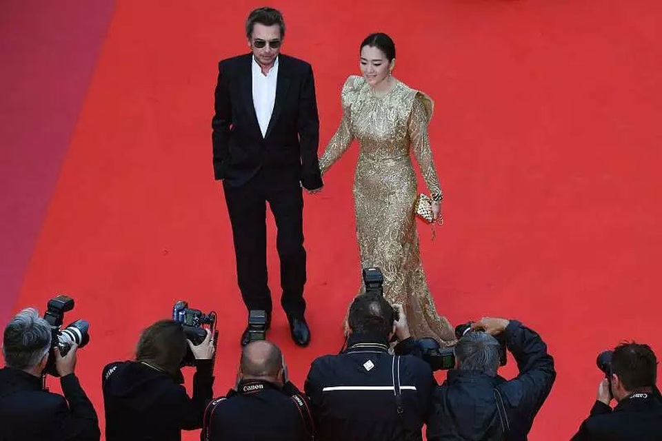 Vợ chồng Củng Lợi hạnh phúc sánh đôi tại LHP Cannes 2019 - 17 Vợ chồng Củng Lợi hạnh phúc sánh đôi tại LHP Cannes 2019 - 17