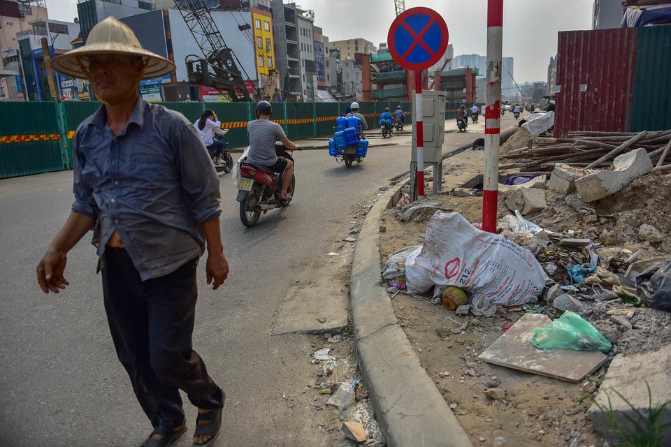 Con đường khiến người dân Hà Nội khiếp sợ: Vừa tắc vừa ngập trong rác thải - 9 Con đường khiến người dân Hà Nội khiếp sợ: Vừa tắc vừa ngập trong rác thải - 9