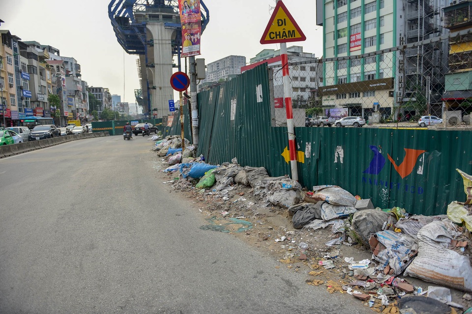 Con đường khiến người dân Hà Nội khiếp sợ: Vừa tắc vừa ngập trong rác thải - 1 Con đường khiến người dân Hà Nội khiếp sợ: Vừa tắc vừa ngập trong rác thải - 1
