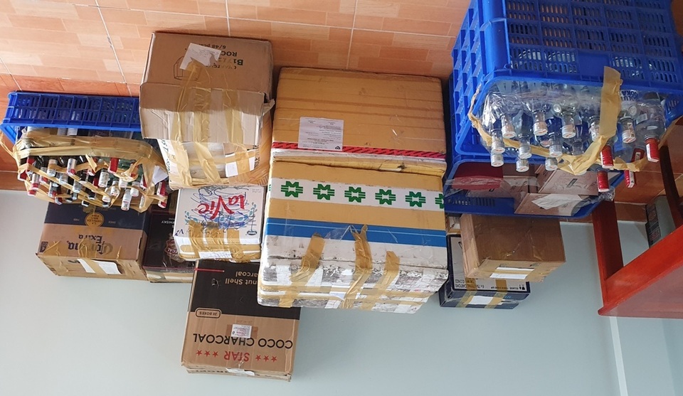 Đột kích quán bar Phú Quốc, phát hiện 17 đối tượng dương tính ma túy - 2 Đột kích quán bar Phú Quốc, phát hiện 17 đối tượng dương tính ma túy - 2