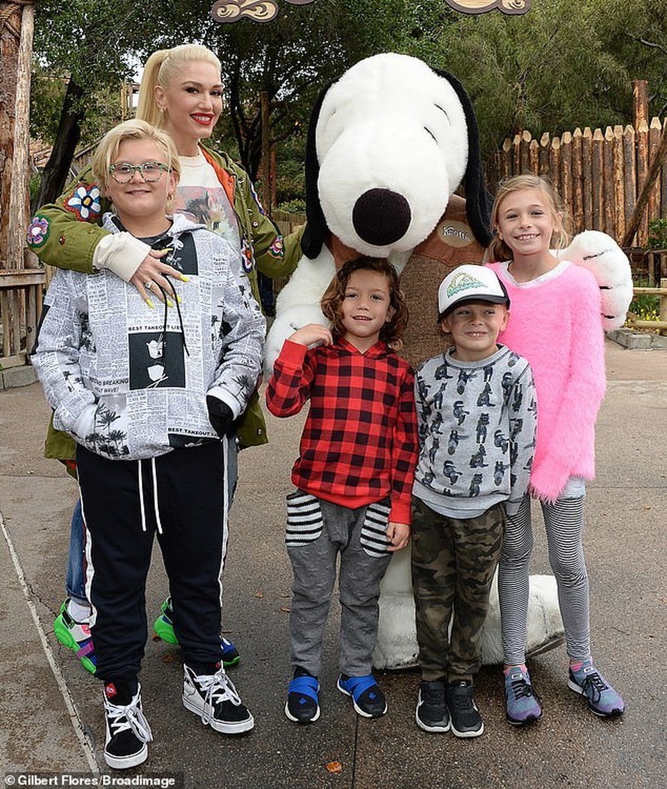 Gwen Stefani trẻ trung đi chơi cùng bạn trai kém 7 tuổi - 5 Gwen Stefani trẻ trung đi chơi cùng bạn trai kém 7 tuổi - 5