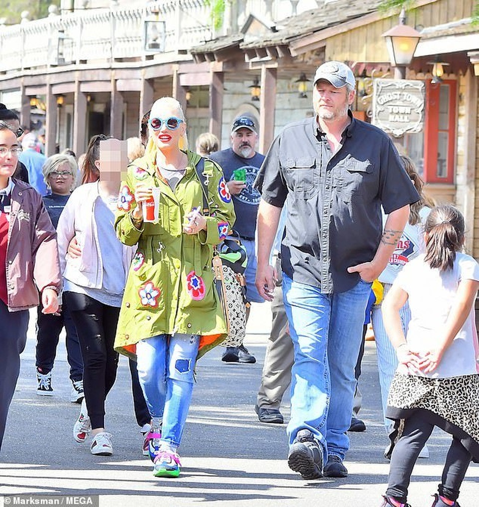 Gwen Stefani trẻ trung đi chơi cùng bạn trai kém 7 tuổi - 7 Gwen Stefani trẻ trung đi chơi cùng bạn trai kém 7 tuổi - 7