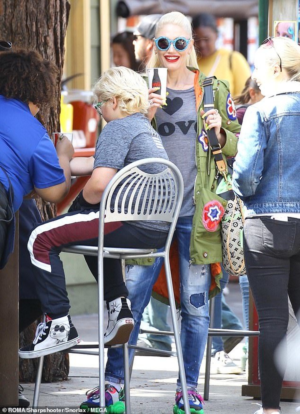 Gwen Stefani trẻ trung đi chơi cùng bạn trai kém 7 tuổi - 8 Gwen Stefani trẻ trung đi chơi cùng bạn trai kém 7 tuổi - 8