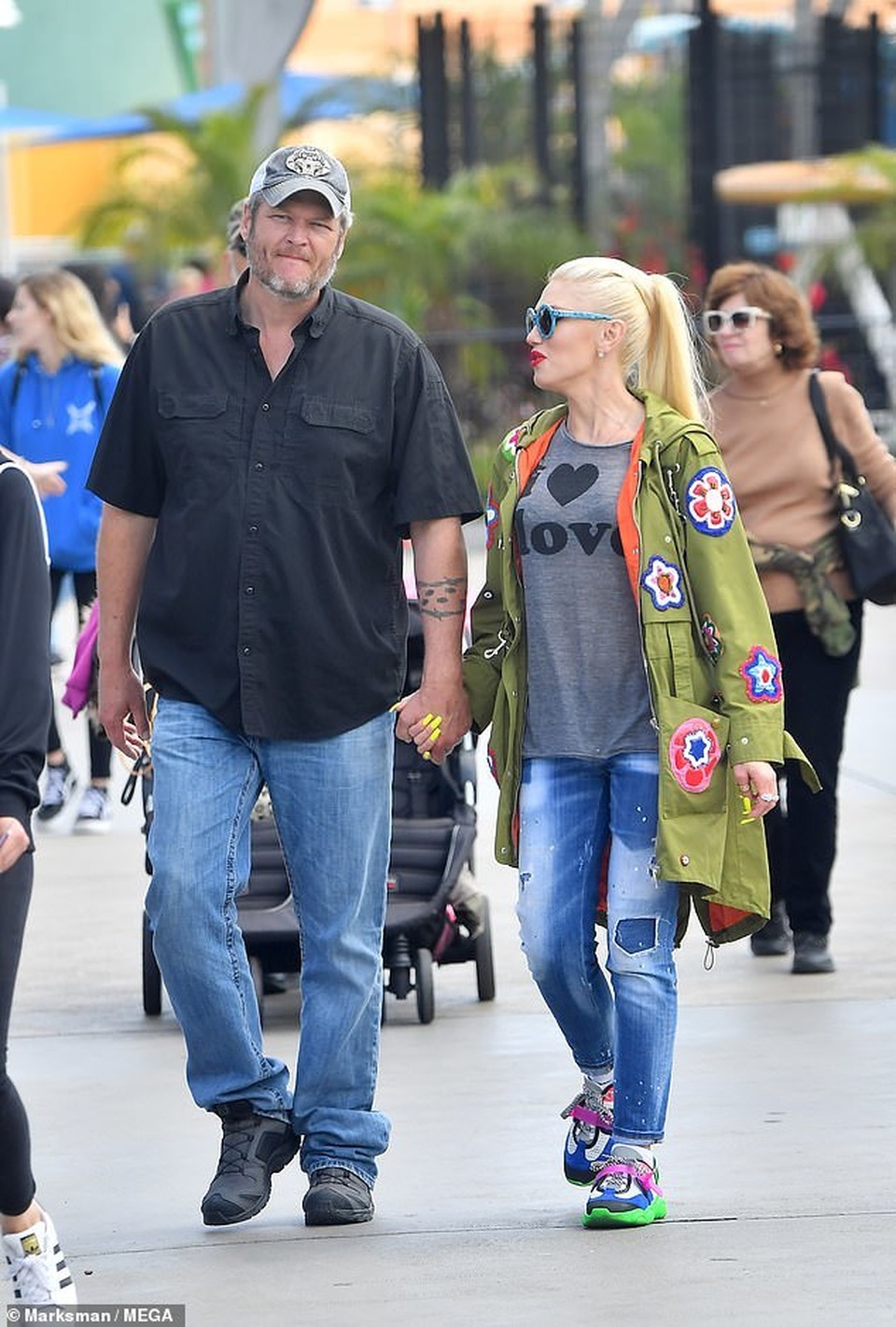Gwen Stefani trẻ trung đi chơi cùng bạn trai kém 7 tuổi - 4 Gwen Stefani trẻ trung đi chơi cùng bạn trai kém 7 tuổi - 4